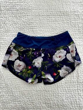 Oiselle Roga Shorts Floral Navy Size 4 back zip pocket